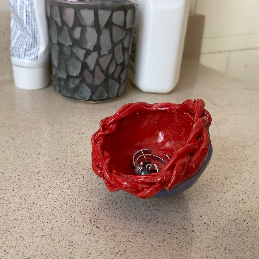 Braided rim tipsy ring dish red and purple